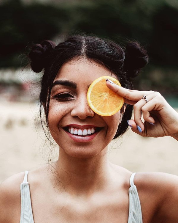 Веселая девушка