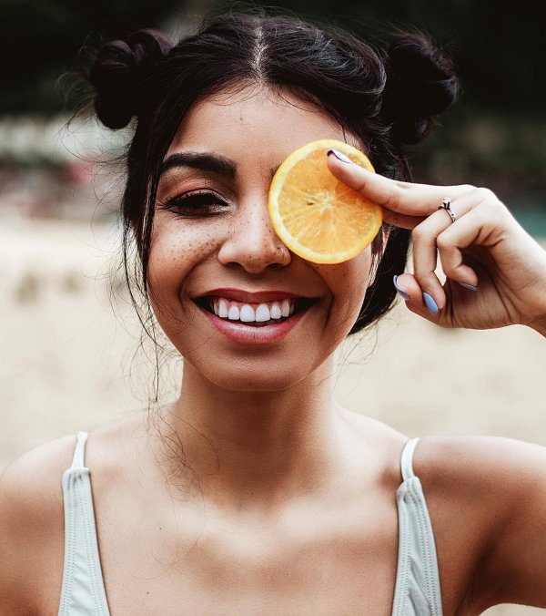 Веселая девушка