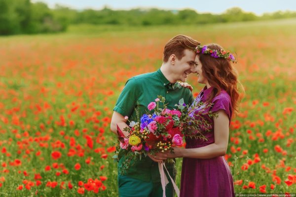 влюбленные среди цветов