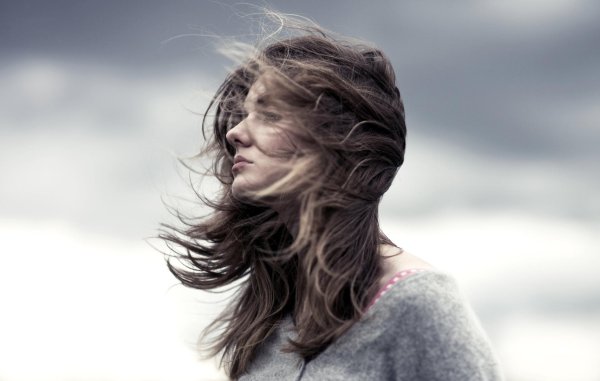Девушка и ветер
