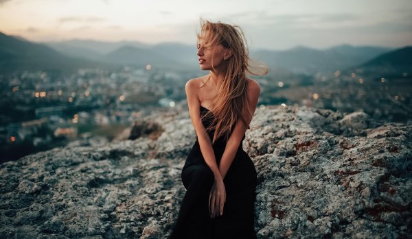 Девушка и ветер