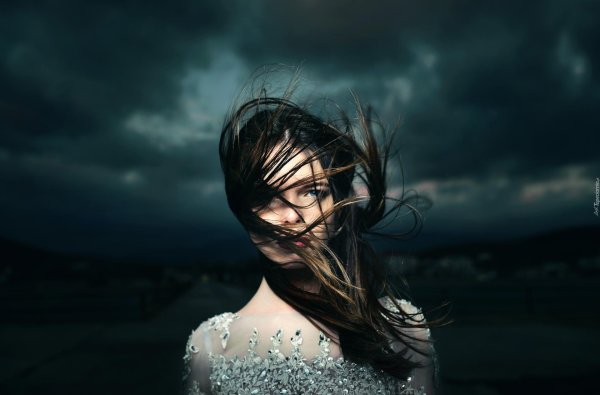 Девушка и ветер