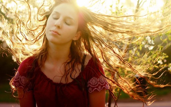 Девушка и ветер