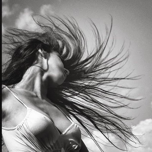 Девушка и ветер