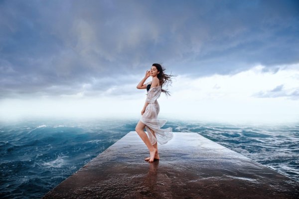 Девушка и ветер