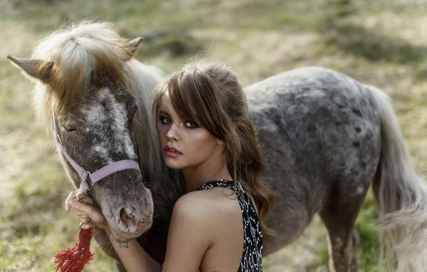 Девушка с животными