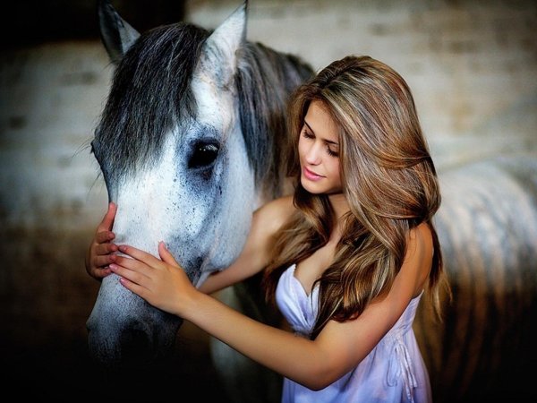 Девушка с животными