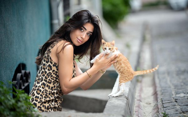 Девушка с животными