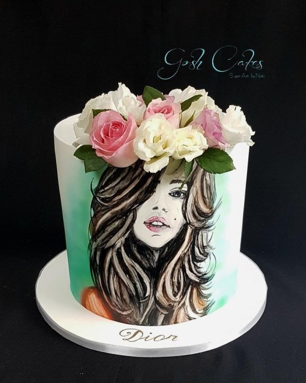 Девушка на торт