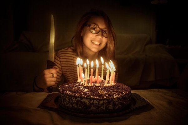 Девушка на торт