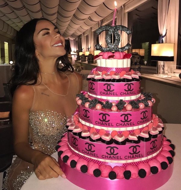 Девушка на торт