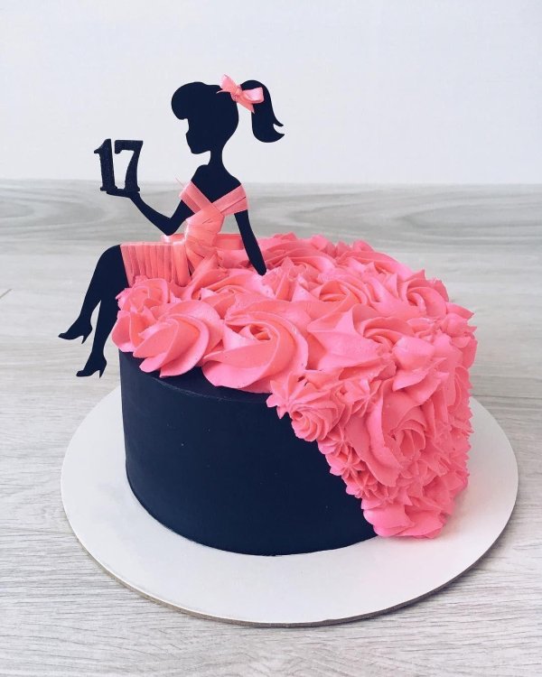 Девушка на торт