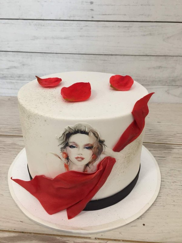 Девушка на торт