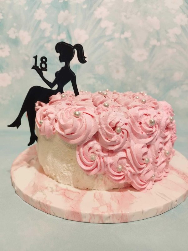 Девушка на торт