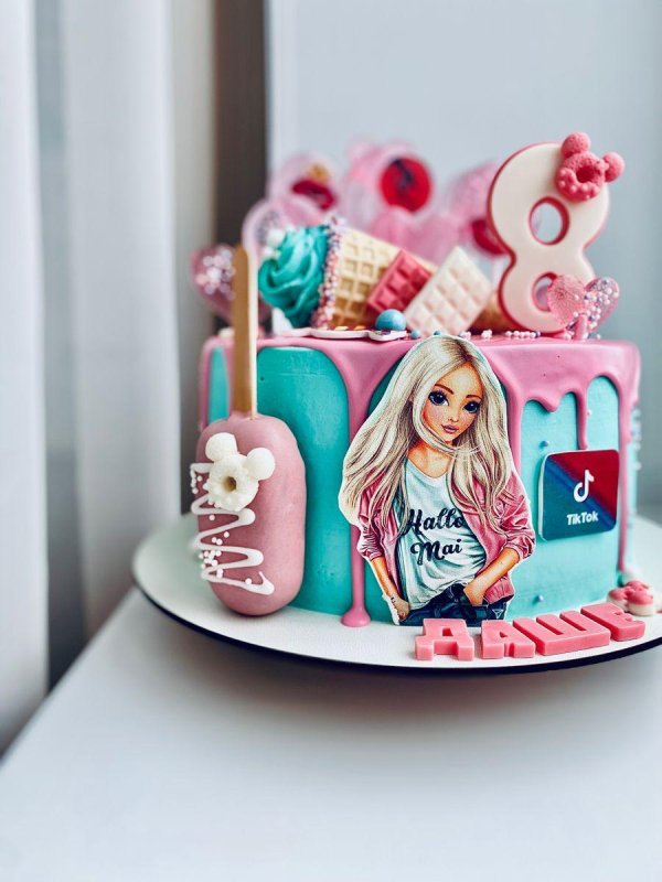 Девушка на торт