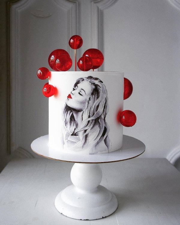 Девушка на торт