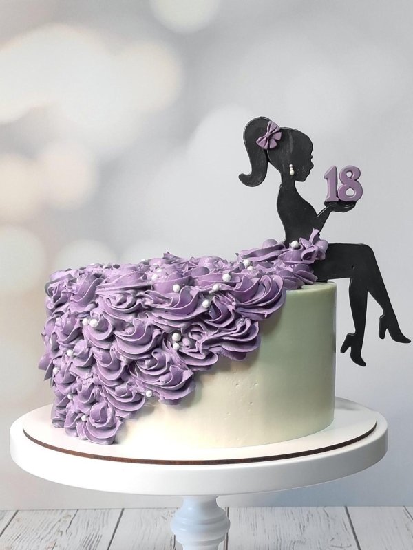 Девушка на торт