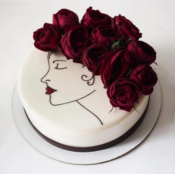 Девушка на торт