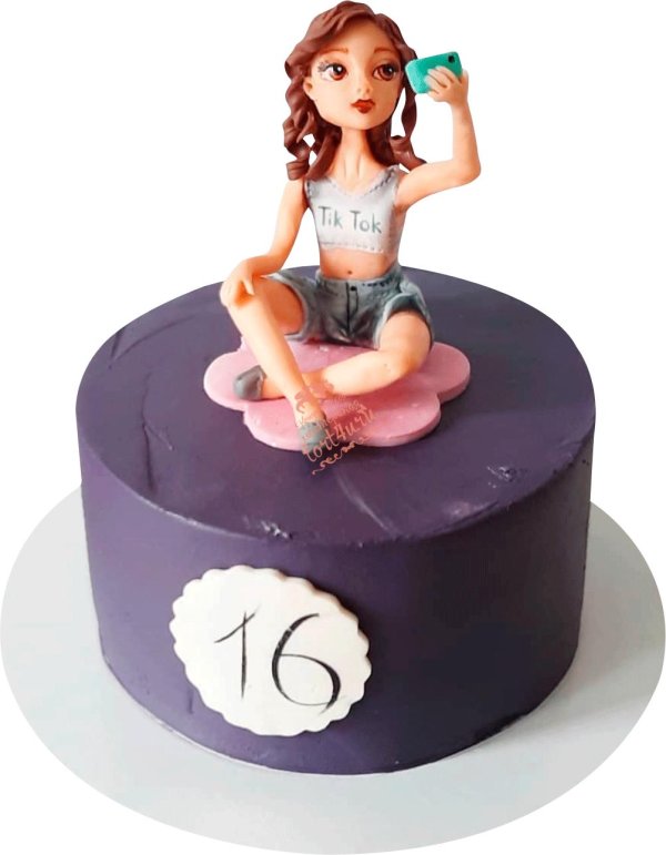 Девушка на торт