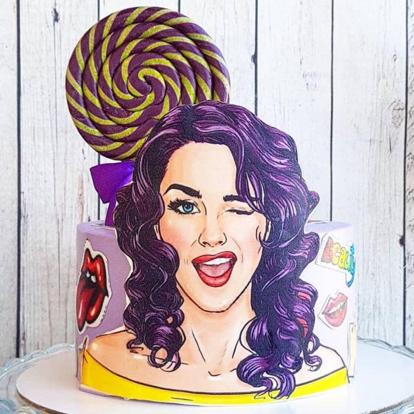 Девушка на торт