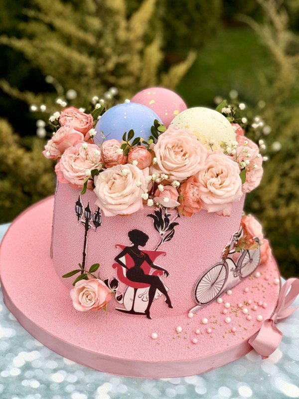 Девушка на торт