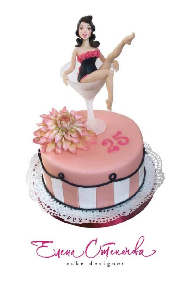 Девушка на торт