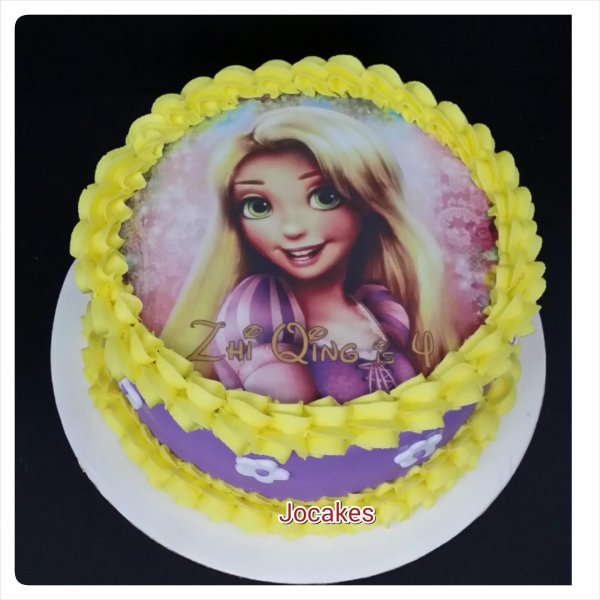 Девушка на торт