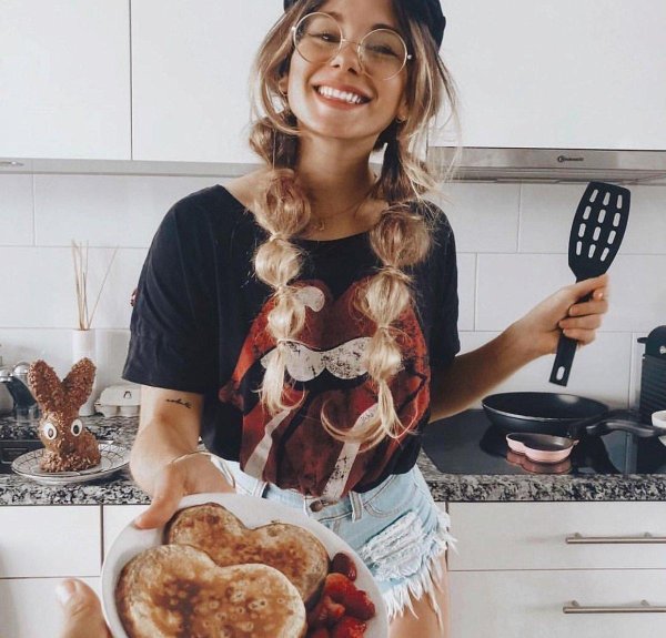 Девушка на кухне