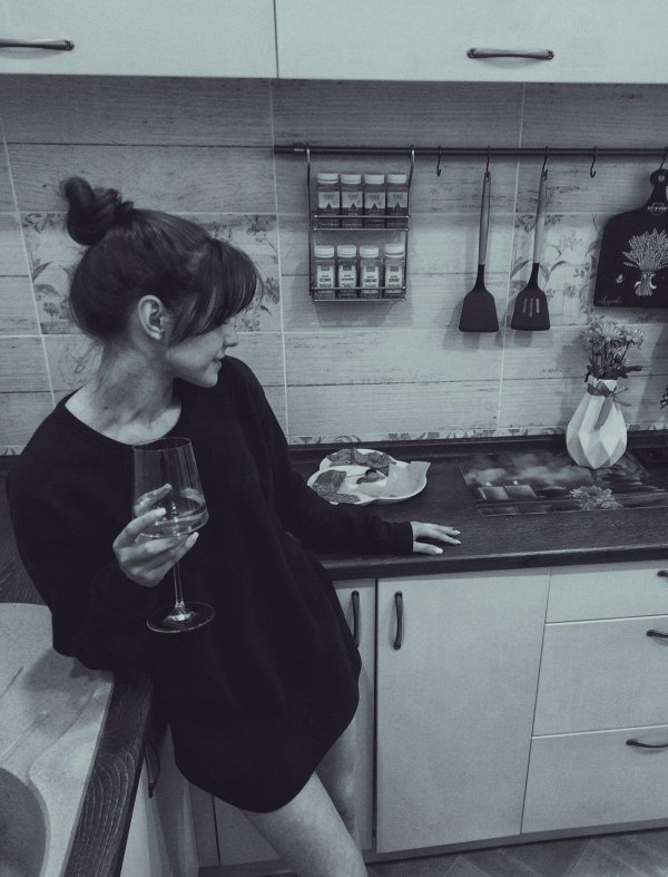 Девушка на кухне