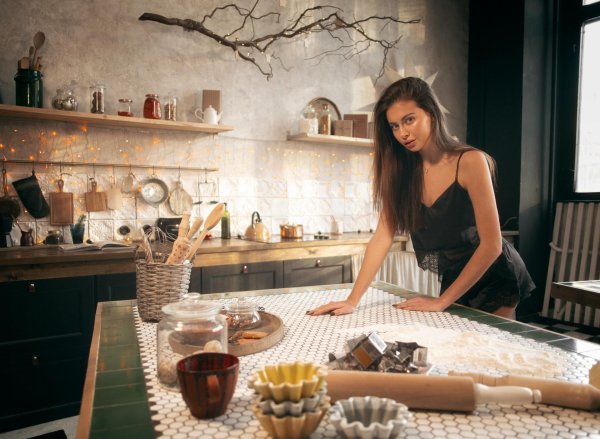 Девушка на кухне