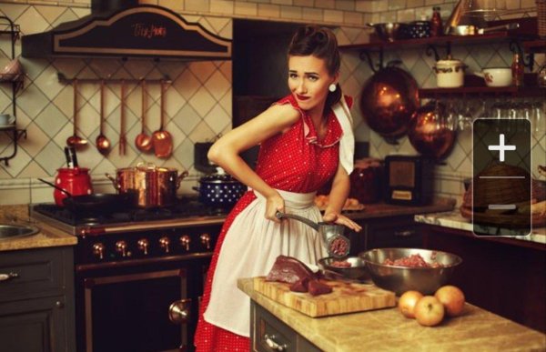 Девушка на кухне