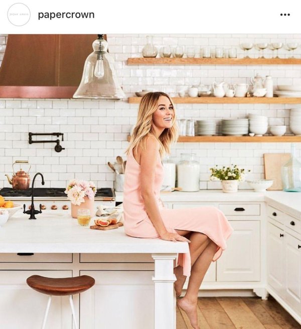 Девушка на кухне