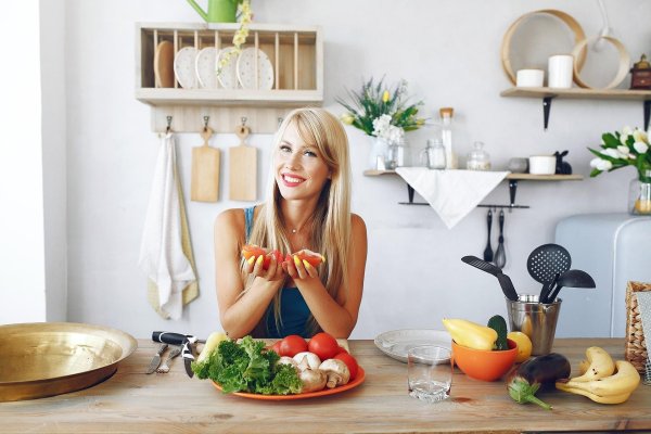 Девушка на кухне