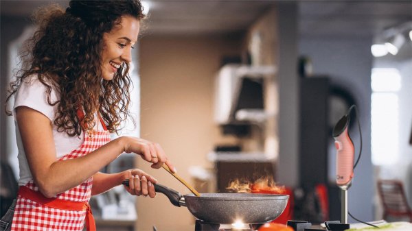 Девушка на кухне