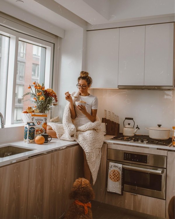 Девушка на кухне