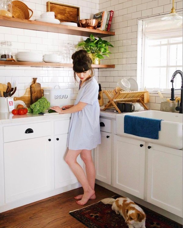 Девушка на кухне