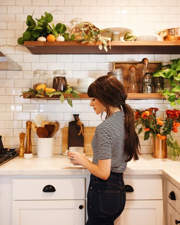 Девушка на кухне