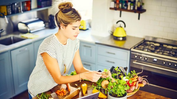 Девушка на кухне