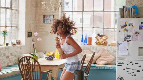 Девушка на кухне