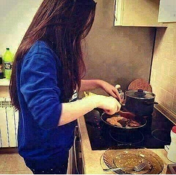 Девушка на кухне