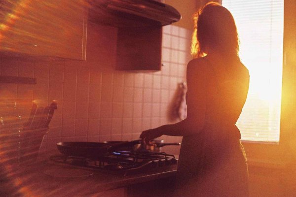 Девушка на кухне