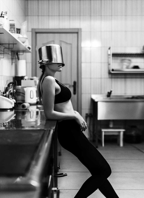 Девушка на кухне