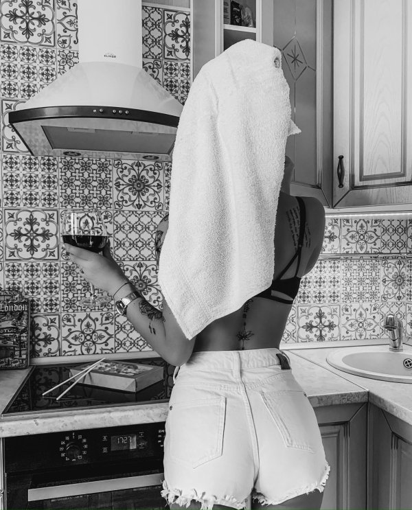 Девушка на кухне