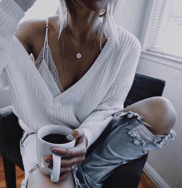 Девушка с кофе