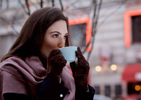 Девушка с кофе