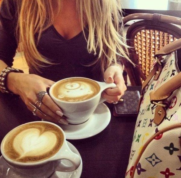 Девушка с кофе