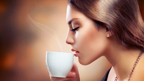 Девушка с кофе