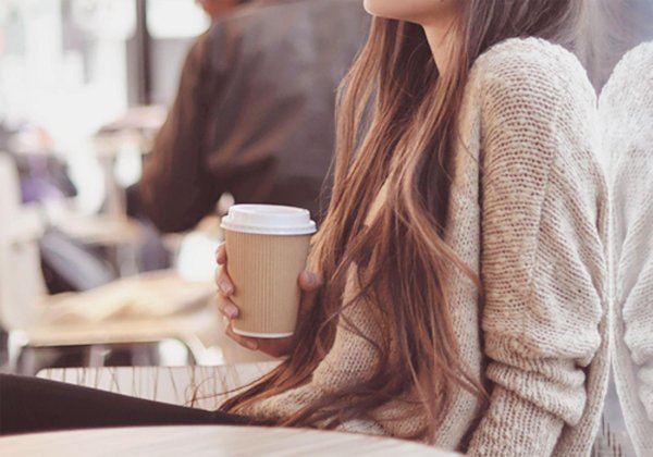 Девушка с кофе