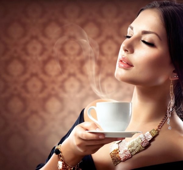 Девушка с кофе