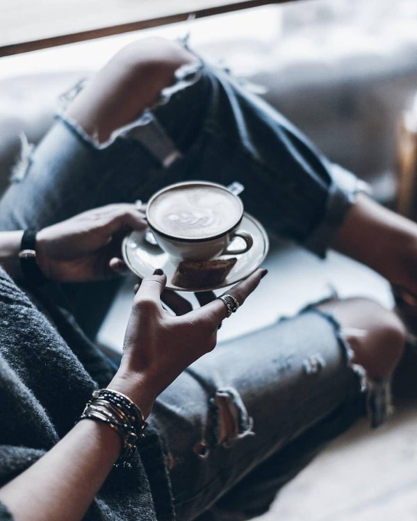 Девушка с кофе